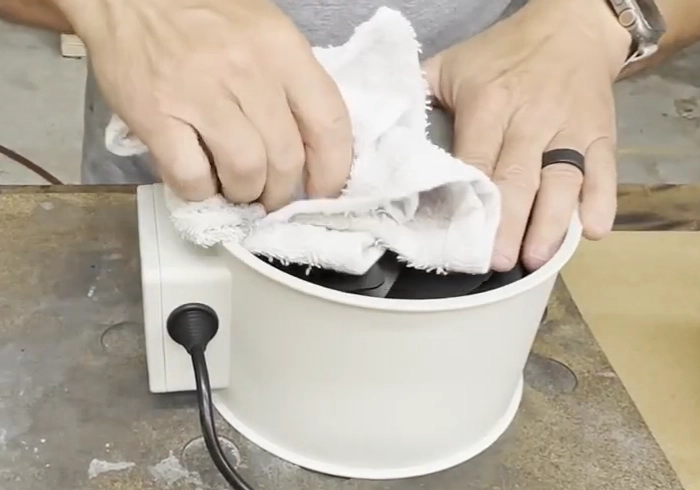 clean the fan with towel