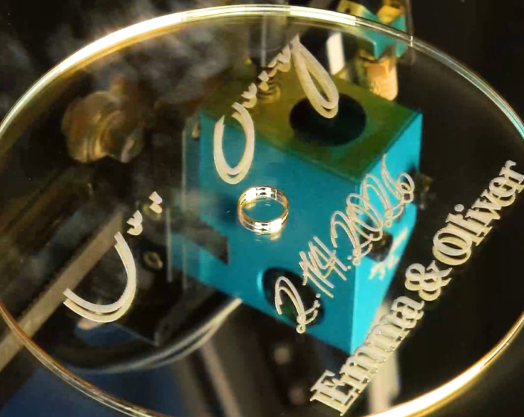 laser engraving a CD decor with couple names